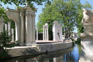 Baths Palace (Lehçe: Palac Lazienkowski) olarak da bilinen Adasarayı, Varşova Kraliyet Hamamı Parkı'nda yer alan bir klasiksaraydır..