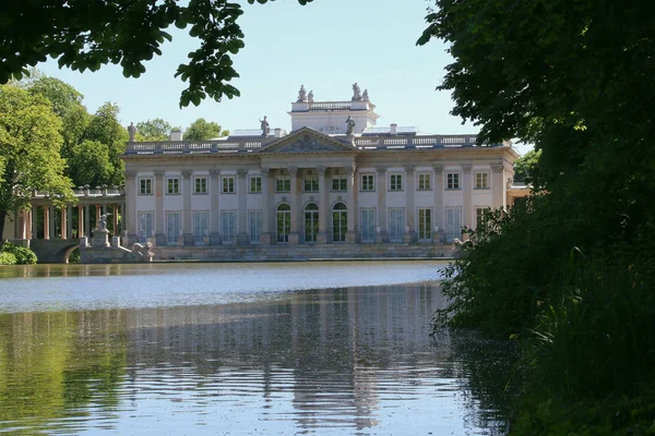 Baths Palace (Lehçe: Palac Lazienkowski) olarak da bilinen Adasarayı, Varşova Kraliyet Hamamı Parkı'nda yer alan bir klasiksaraydır..