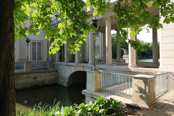 Baths Palace (Lehçe: Palac Lazienkowski) olarak da bilinen Adasarayı, Varşova Kraliyet Hamamı Parkı'nda yer alan bir klasiksaraydır..