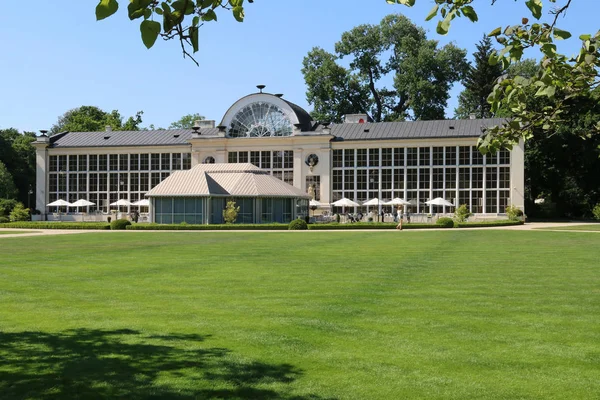 Baths Palace (Lehçe: Palac Lazienkowski) olarak da bilinen Adasarayı, Varşova Kraliyet Hamamı Parkı'nda yer alan bir klasiksaraydır..