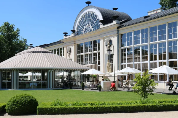 Baths Palace (Lehçe: Palac Lazienkowski) olarak da bilinen Adasarayı, Varşova Kraliyet Hamamı Parkı'nda yer alan bir klasiksaraydır..