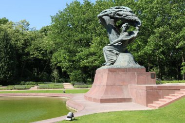 Frederic Chopin Anıtı. Baths Palace (Lehçe: Palac Lazienkowski) olarak da bilinen Adasarayı, Varşova Kraliyet Hamamı Parkı'nda yer alan bir klasiksaraydır..