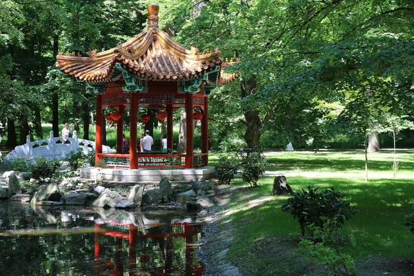Varşova'daki Baths Sarayı'nda Çince pergola (Lehçe: Palac Lazienkowski). 