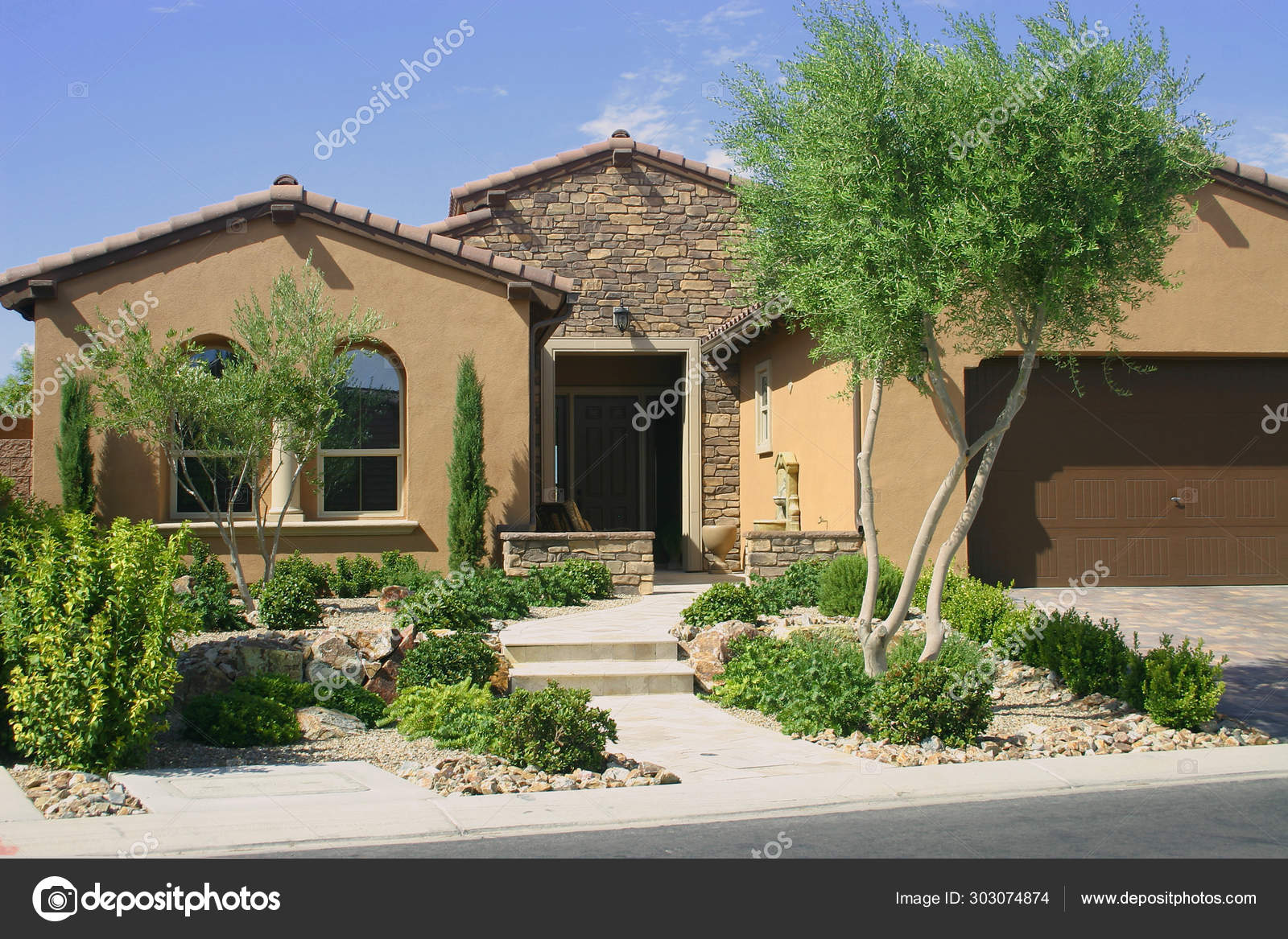 Large Modern Home Las Vegas Elements Italian Design — Stock Editorial Photo  © RSKS #303074874, image size:1600x1167