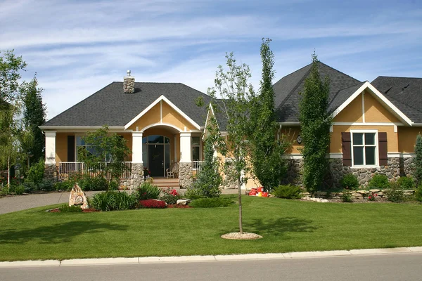大きな 単一の家族の家は美しく造園と設計 — ストック写真