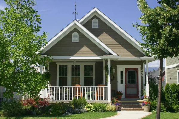 Pequeña Acogedora Casa Con Hermosos Jardines —  Fotos de Stock