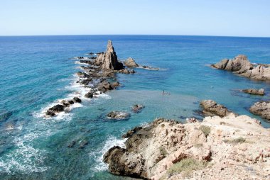 Paisaje de playa en el arrecife de las sirenas en Almeria