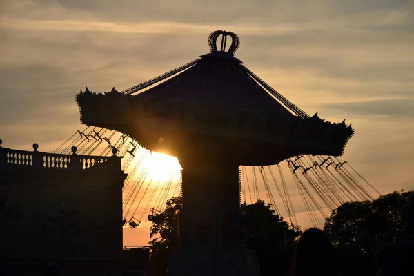 Viena 'daki Hermoso atardecer. Verano en el Prater 'ın atardecer' ı. puesta de sol 