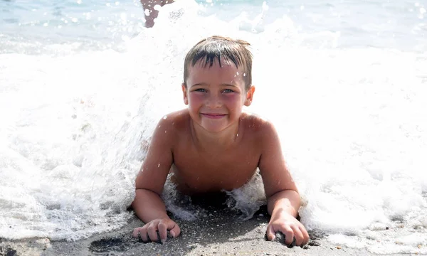 Chico Feliz Orilla Playa Con Olas — стокове фото