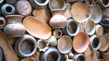 Arkeoloji sahasında antik çömlek