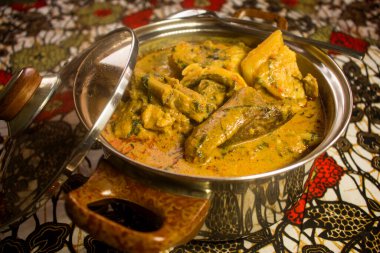 Nijerya palmiye çekirdeği çorbası (banga) gibi görünen paslanmaz çelik bir tencere. Çeşit çeşit et, kurutulmuş balık, kpomo veya Afrika kumaşında Ponmo ile pişirilmiş.