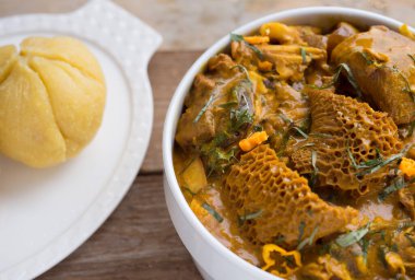 Nijerya Garri 'si, Eba ve Oha çorbası. Karışık et, sığır eti ve kurutulmuş balıkla pişirilir.
