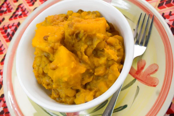 Yam ve Beans Pottage veya Nijerya lapası renkli kırmızı bir tabakta servis edilir.