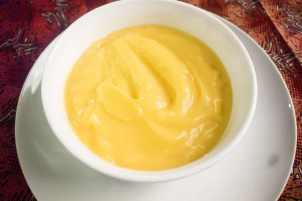 Biała Miska Pysznego Żółtego Papu Posiłek Znany Również Jako Nigerian — Zdjęcie stockowe