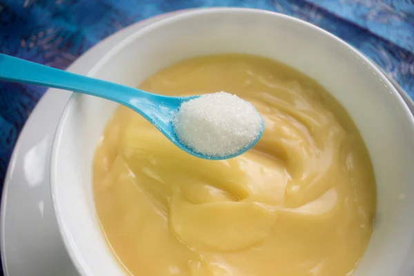 Uma Colher Açúcar Realizada Sobre Uma Tigela Papanicolau Amarelo Cereal — Fotografia de Stock