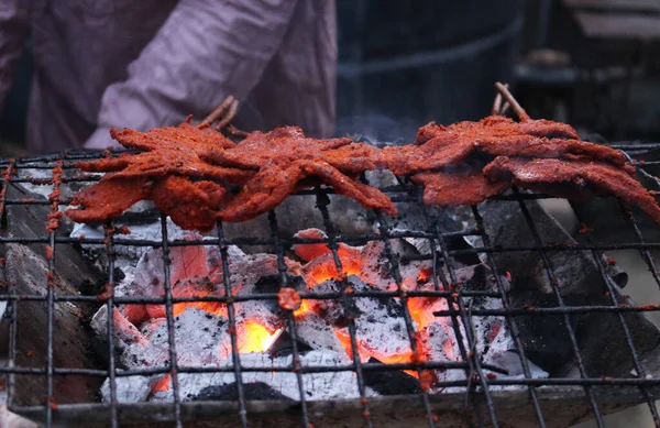 Lezzetli biftek kebabı ya da Nijerya usulü ızgara.