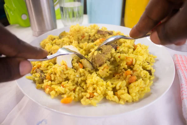 Biraz doğranmış et, doğranmış havuç ve haşlanmış yumurta ile pişirilmiş lezzetli bir pilav yemek..