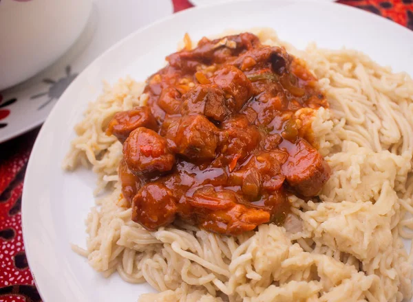 Ein Weißer Teller Mit Leckerem Nudelpüree Serviert Mit Etwas Fleischsoße — Stockfoto