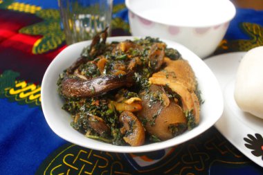 Yerli patatesli bir masa seti ve çeşit çeşit et dolu sebze çorbası.