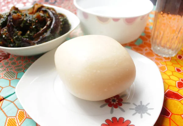 나이지리아에 푸푸라는 맛있는 사진에 수프와 수프와 — 스톡 사진