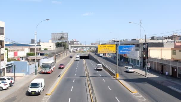 Video Benavides Avenue Lima Peru Covid19 Pandemisk Låsning Transportfordon — Stockvideo