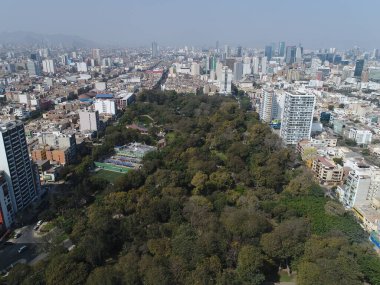 Lima Peru 'daki bir parkın üzerindeki hava görüntüleri. Şehrin ortasındaki Lince Bölgesi 'nde doğal bir nokta..