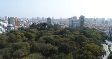 Lima Peru 'daki bir parkın üzerindeki hava görüntüleri. Şehrin ortasındaki Lince Bölgesi 'nde doğal bir nokta..