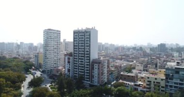 Lima Peru 'daki bir parkın üzerindeki hava görüntüleri. Şehrin ortasındaki Lince Bölgesi 'nde doğal bir nokta..