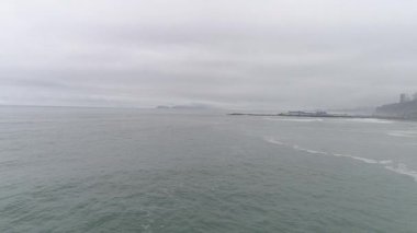 Lima Peru kumsalının insansız hava aracı ile çekilmiş görüntüsü..