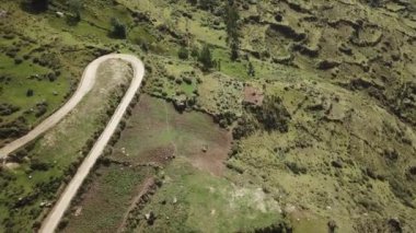 Pasco State 'teki Peru And Dağları' nın üstünde bir hava videosu. 4000 'den fazla yüksek dağ..
