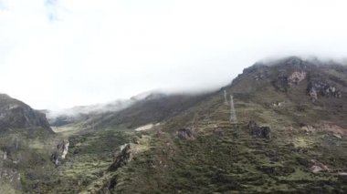 Pasco State 'teki Peru And Dağları' nın üstünde bir hava videosu. 4000 'den fazla yüksek dağ..