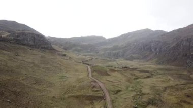 Pasco State 'teki Peru And Dağları' nın üstünde bir hava videosu. 4000 'den fazla yüksek dağ..