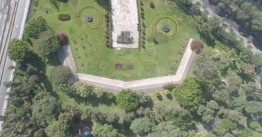 Lima Peru 'nun MIralfores bölgesindeki Reducto Park' ın COVID19 pandemik tecridi sırasında havadan çekilmiş videosu.. 