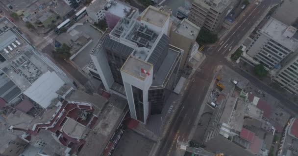 Bandeira Peruana Acenando Telhado — Vídeo de Stock