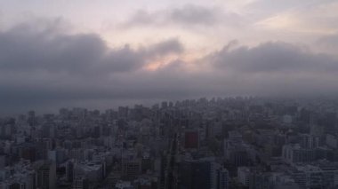 Bulutlu bir günbatımında Lima 'nın hava videosu