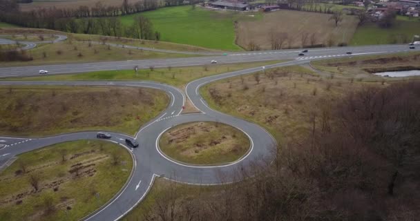 在欧洲的公路上播放无人驾驶飞机的空中录像 — 图库视频影像