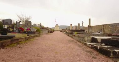 Fransa 'daki bir mezarlık üzerinde İHA ile hava videosu.