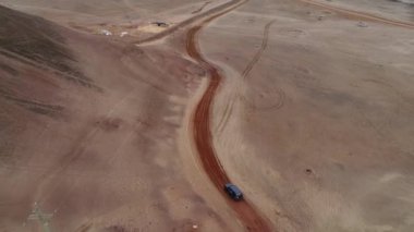 Kum tepelerindeki spor videoları. UTV ve dörtlü bisiklet
