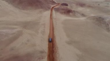 Kum tepelerindeki spor videoları. UTV ve dörtlü bisiklet