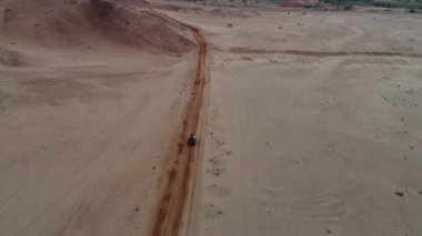 Kum tepelerindeki spor videoları. UTV ve dörtlü bisiklet