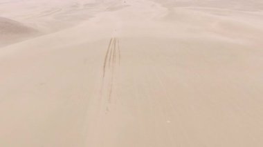 Kum tepelerindeki spor videoları. UTV ve dörtlü bisiklet