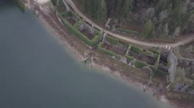 Fransa 'daki Sylans Gölü üzerinde insansız hava aracı ve eski bir harabe..