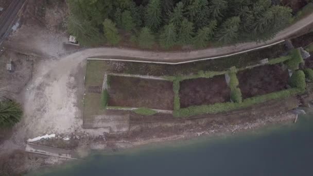 Vídeo Aéreo Com Drone Sobre Lago Sylans França Velha Ruína — Vídeo de Stock