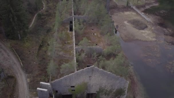 Vídeo Aéreo Com Drone Sobre Lago Sylans França Velha Ruína — Vídeo de Stock