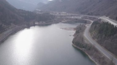 Fransa 'daki Sylans Gölü üzerinde insansız hava aracı ve eski bir harabe..