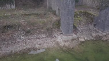 Fransa 'daki Sylans Gölü üzerinde insansız hava aracı ve eski bir harabe..
