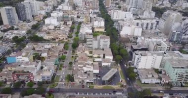 Lima Peru 'nun hava videosu. Lima, Peru 'nun başkenti, Pasifik Okyanusu' nun yanında. San Isidro bölgesi..