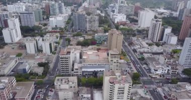 Lima Peru 'nun hava videosu. Lima, Peru 'nun başkenti, Pasifik Okyanusu' nun yanında. San Isidro bölgesi..