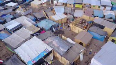 Lima 'daki Shantytown' da. Tahta riskli evlerde yaşayan fakir aileler..