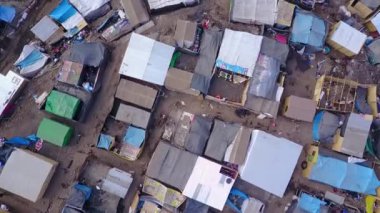 Lima 'daki Shantytown' da. Tahta riskli evlerde yaşayan fakir aileler..
